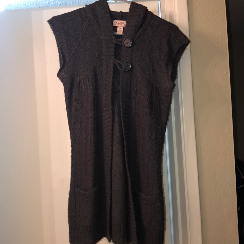 Sleeveless cable knit hooded sweater